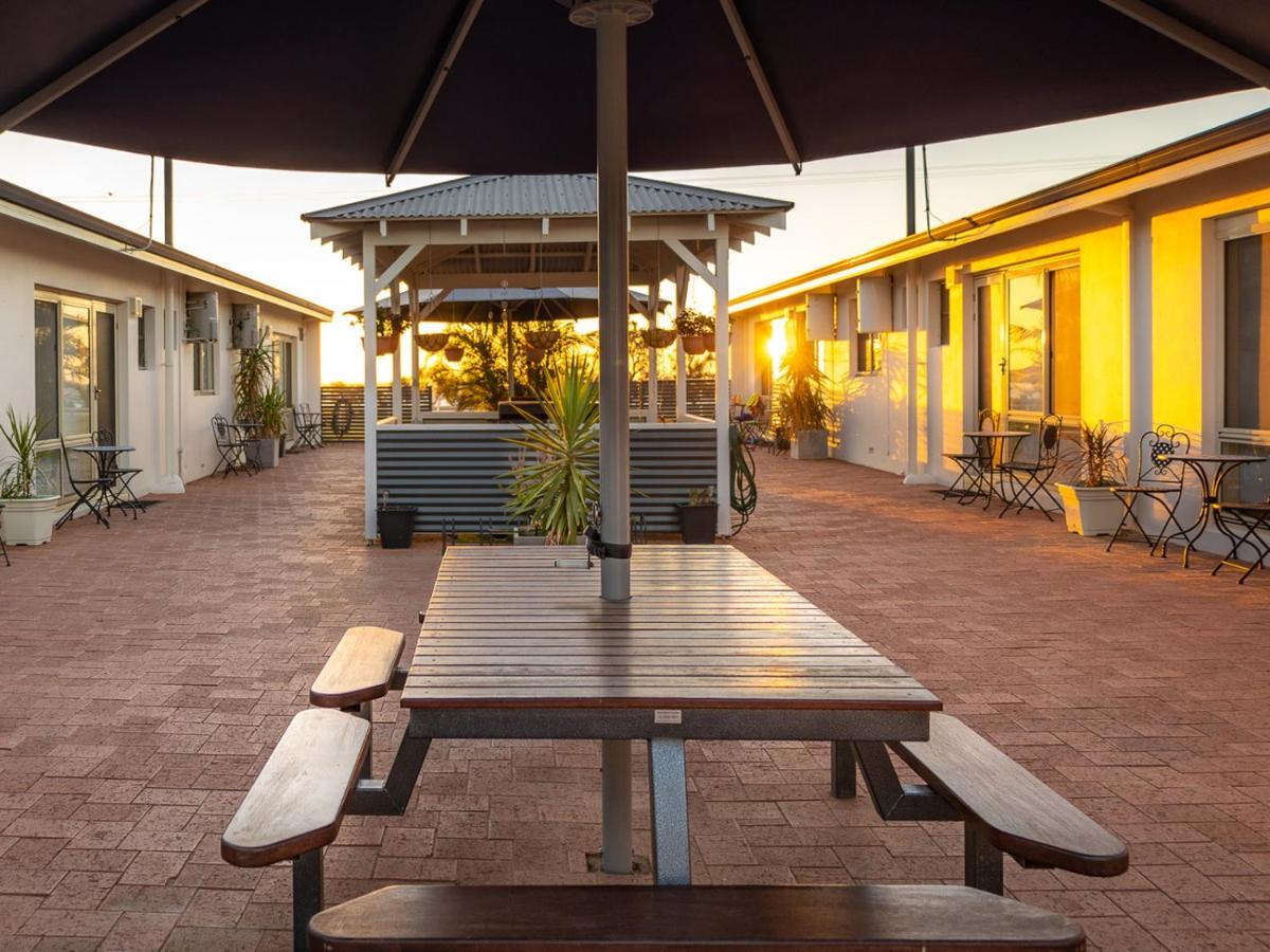 Api Pelican Beach Front Apartments 卡尔巴里 外观 照片