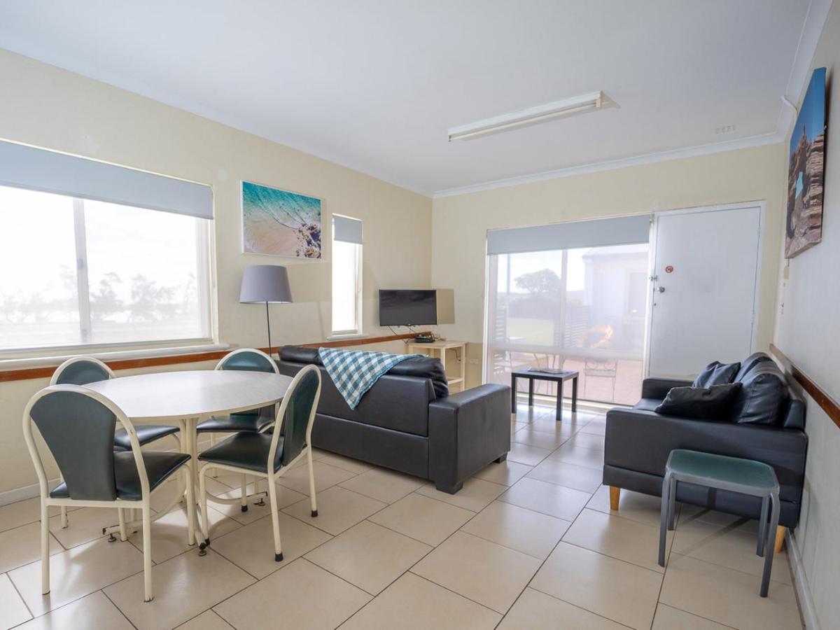 Api Pelican Beach Front Apartments 卡尔巴里 外观 照片
