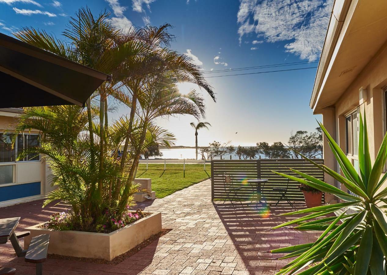 Api Pelican Beach Front Apartments 卡尔巴里 外观 照片